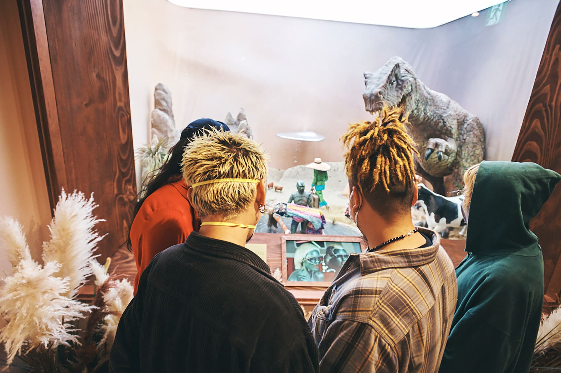 ショーケースを眺める一同