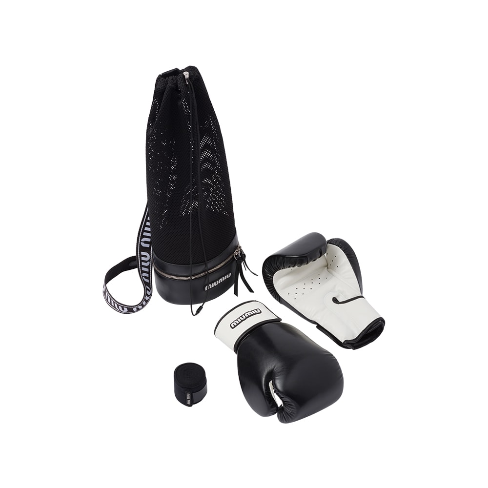 ミュウミュウ〉からボクシンググローブやヨガブロックが登場