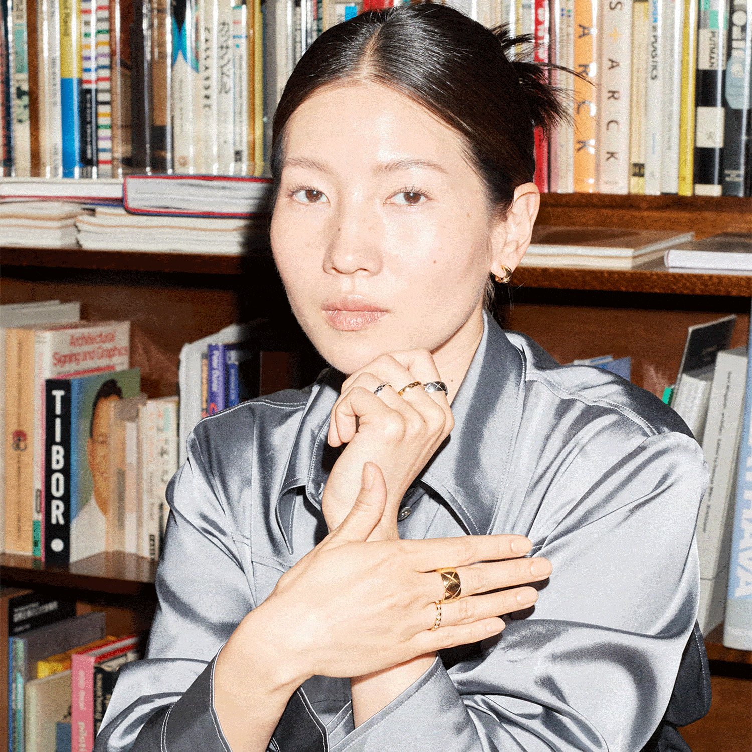 シャネルの時計をする菊乃