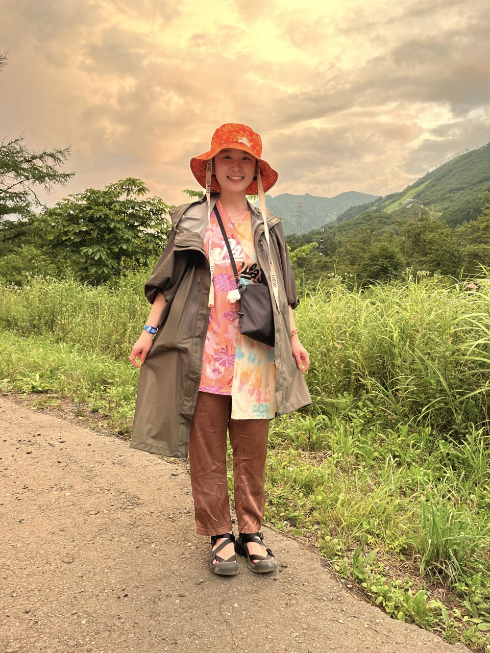 フジロック・フェスティバルでスタイルハント! vol.4 〈KEEN〉とカラフル&モノトーンコーディネート