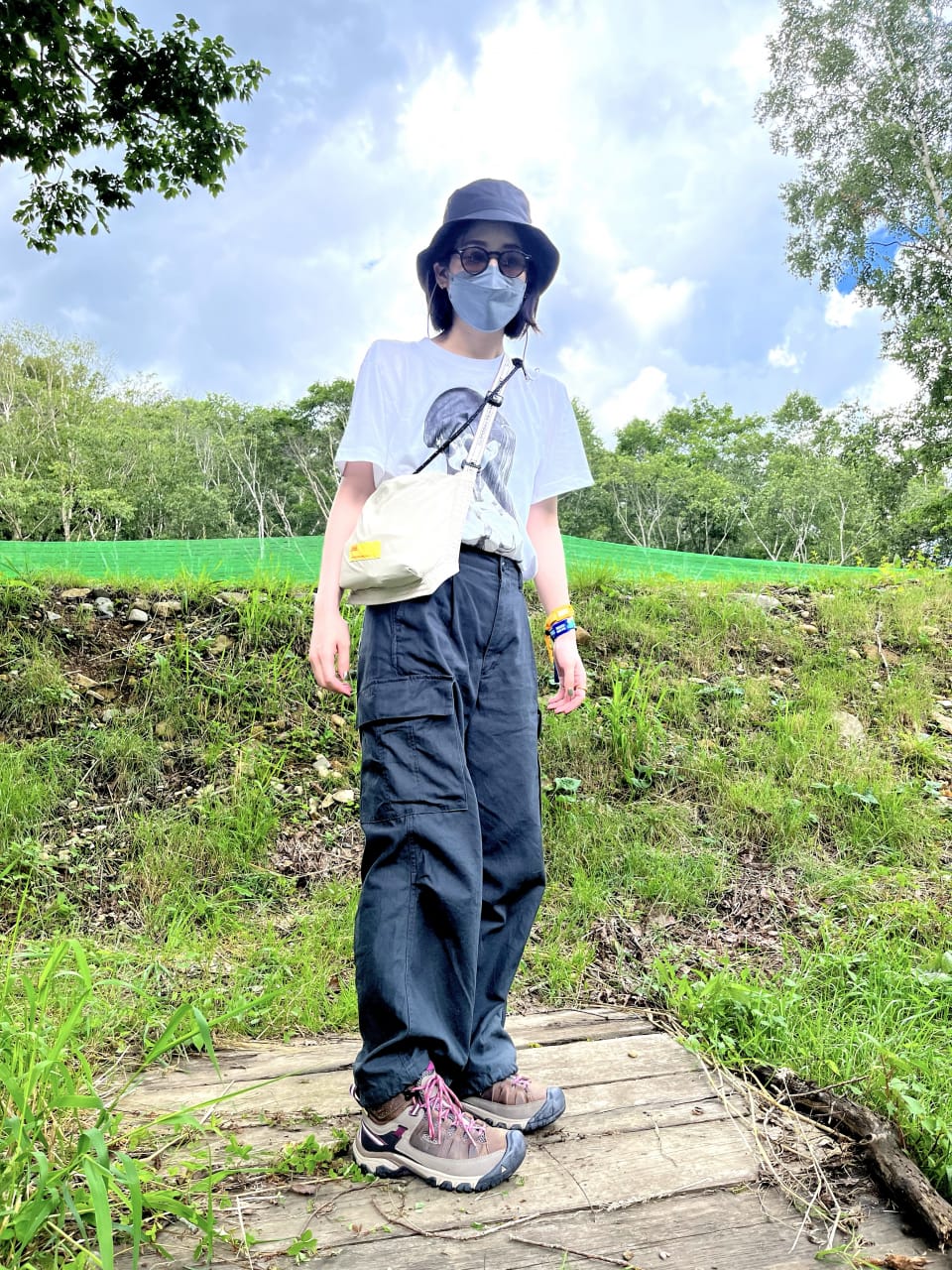 フジロック・フェスティバルでスタイルハント! vol.4 〈KEEN〉とカラフル&モノトーンコーディネート