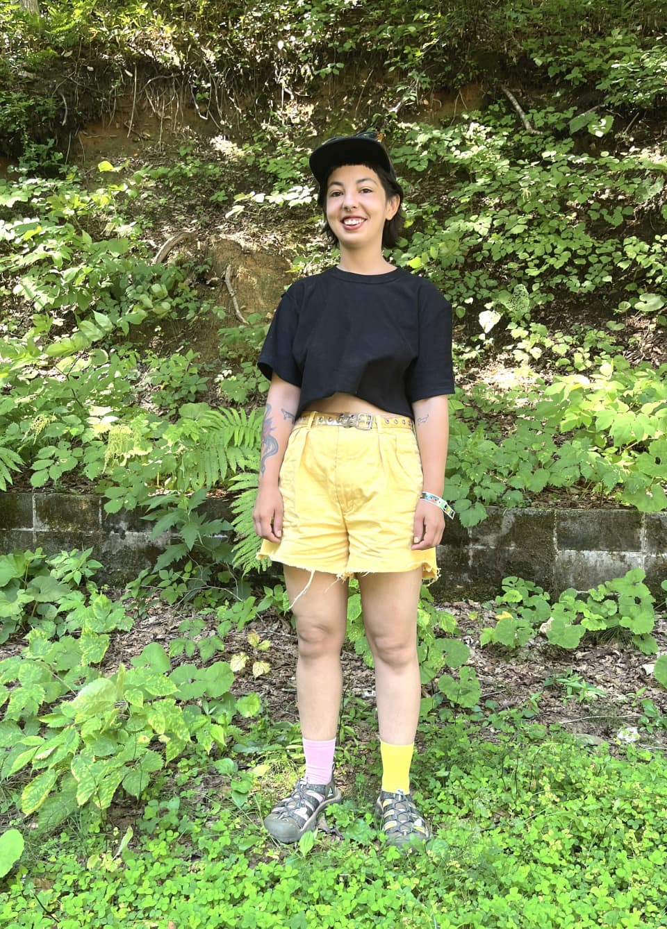 フジロック・フェスティバルでスタイルハント! vol.4 〈KEEN〉とカラフル&モノトーンコーディネート