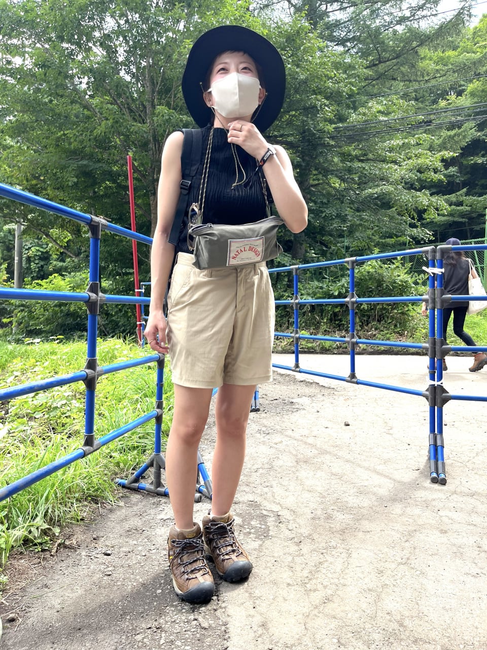 フジロック・フェスティバルでスタイルハント! vol.4 〈KEEN〉とカラフル&モノトーンコーディネート