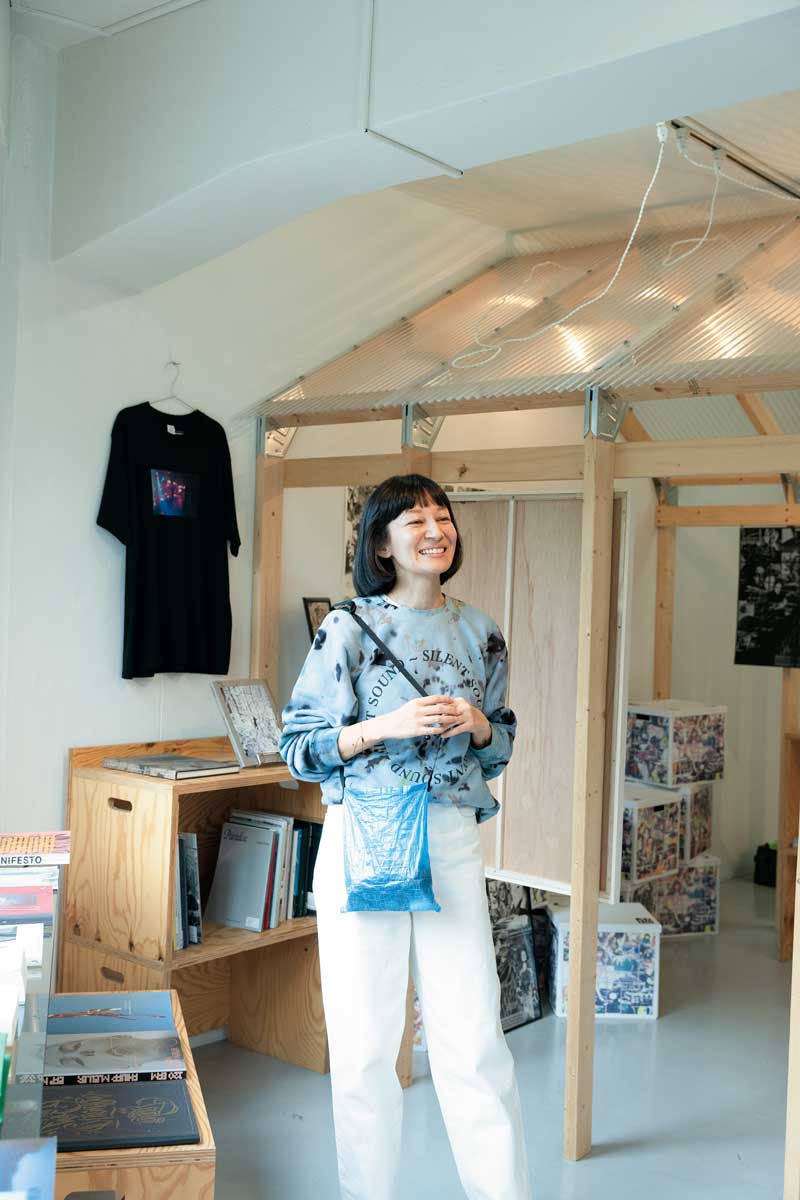 世界中から集められたZINEやアートブックに没頭。ショップスタッフ