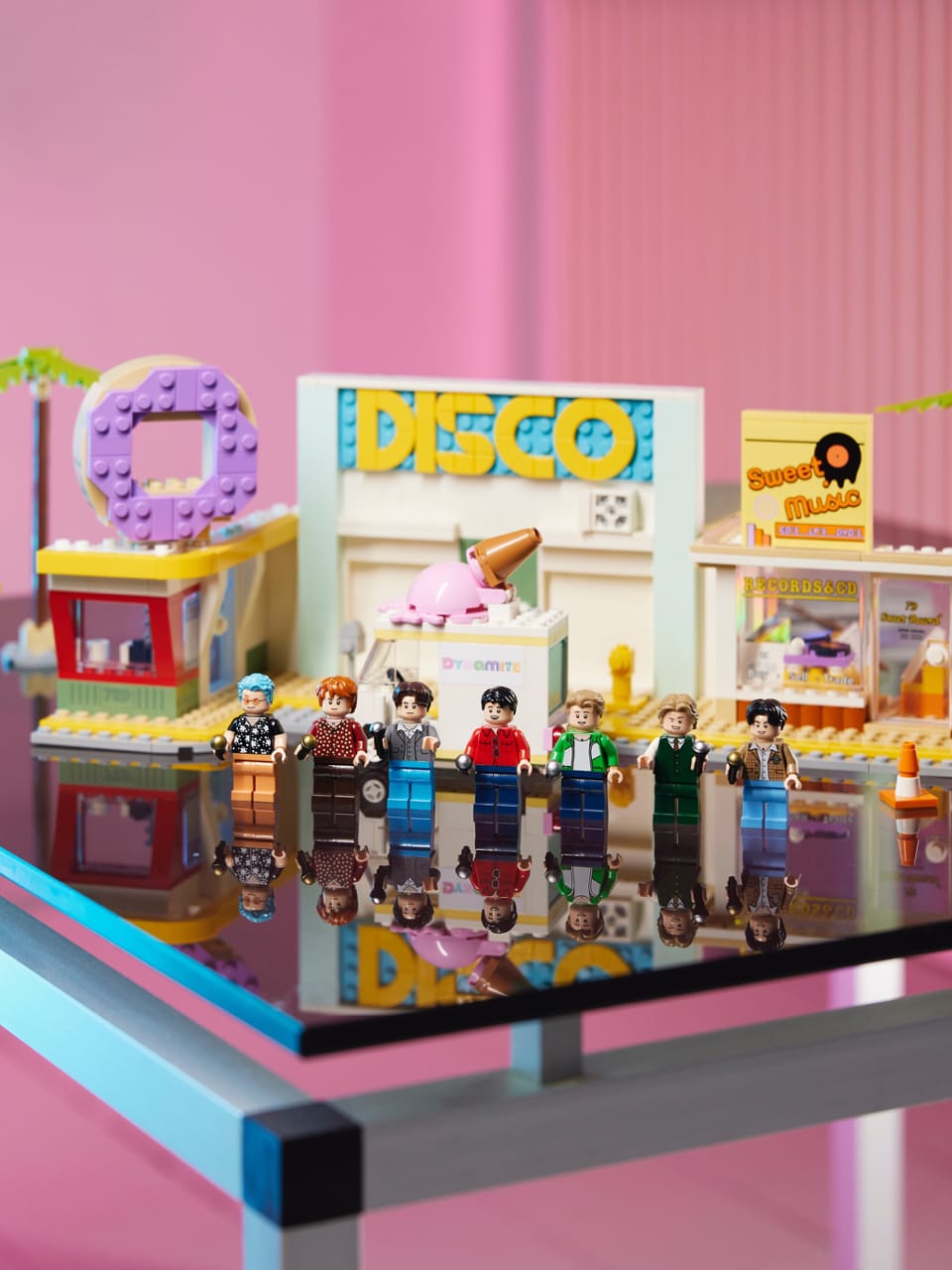 BTSがレゴ®商品に!?大ヒット曲のMVセットも作れちゃう。遊んで