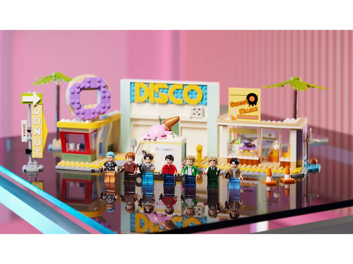BTSがレゴ®商品に!?大ヒット曲のMVセットも作れちゃう。遊んで