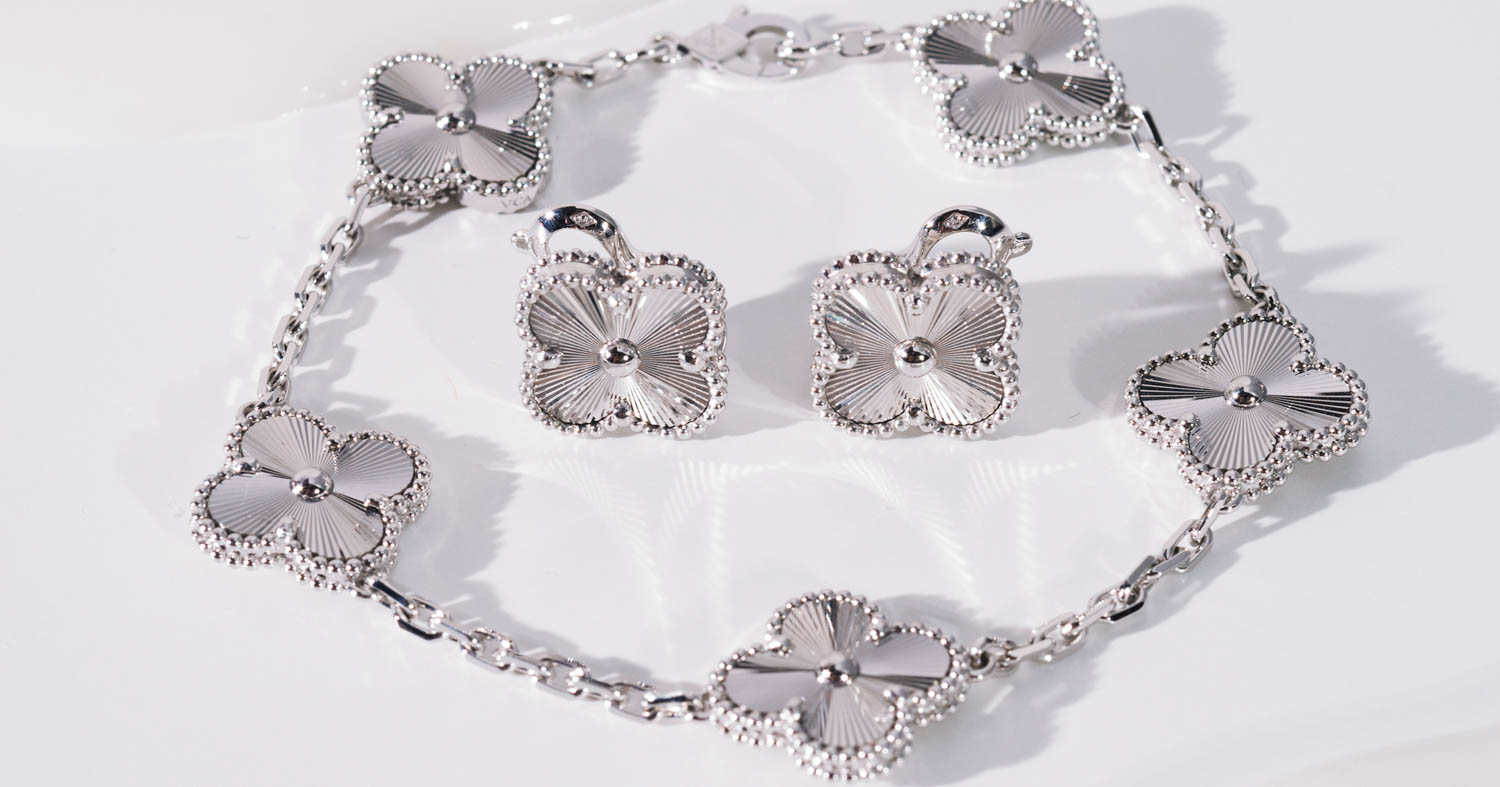 ヴァンクリーフアーペル ギヨシェ ピアス ホワイトゴールド ヴァン