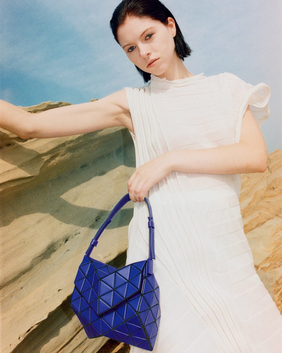 BAO BAO ISSEY MIYAKE〉 幾何学が描くソリッドなフォルム