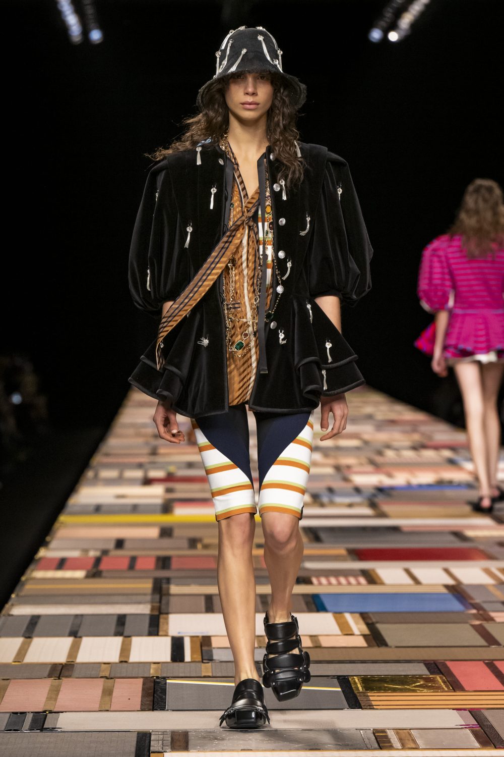 LOUIS VUITTON ランウェイ ビッグおりぼん春ニット