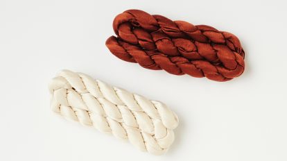 手仕事の温もりを感じる〈アズール〉のヘアクリップ