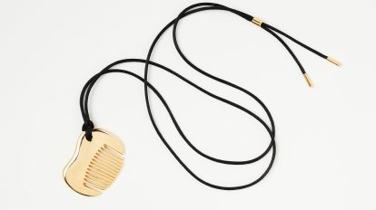 どこでも美髪が叶う!?〈エモエレ〉のコームネックレス