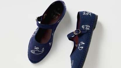 動物の刺繍が入った〈シー ニューヨーク〉のメリージェーン