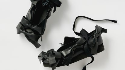 レザーのリボンが踊る〈コム デ ギャルソン × フィレオ〉のシューズ