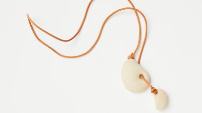 香港の陶芸作家とタッグ。〈エフェリス×イレーヴ〉のネックレス