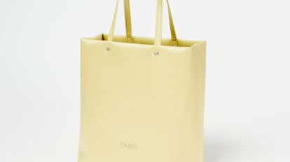 上品な光沢を放つナイロン素材。〈ヴァジック〉のトートバッグ