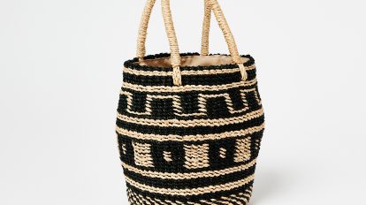 〈無印良品〉のアバカ素材のカゴバッグ