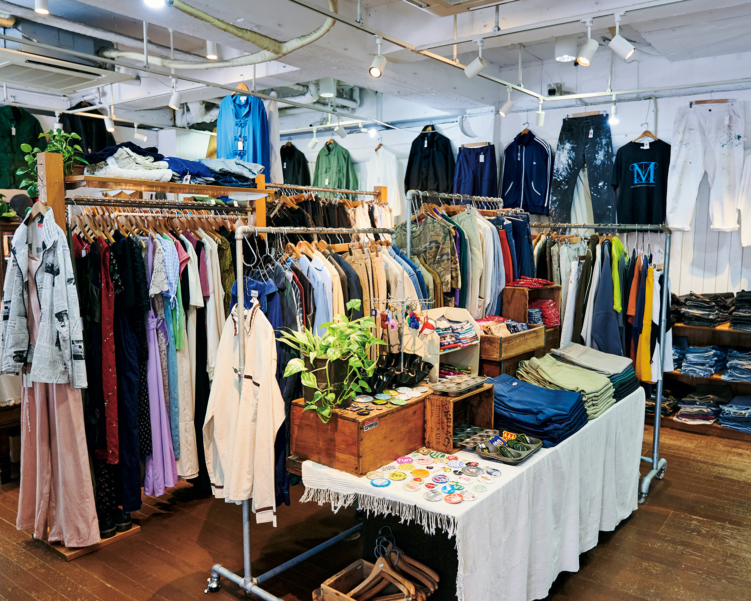 サンタモニカ 原宿店」服はもちろん小物やリメイク品も充実 