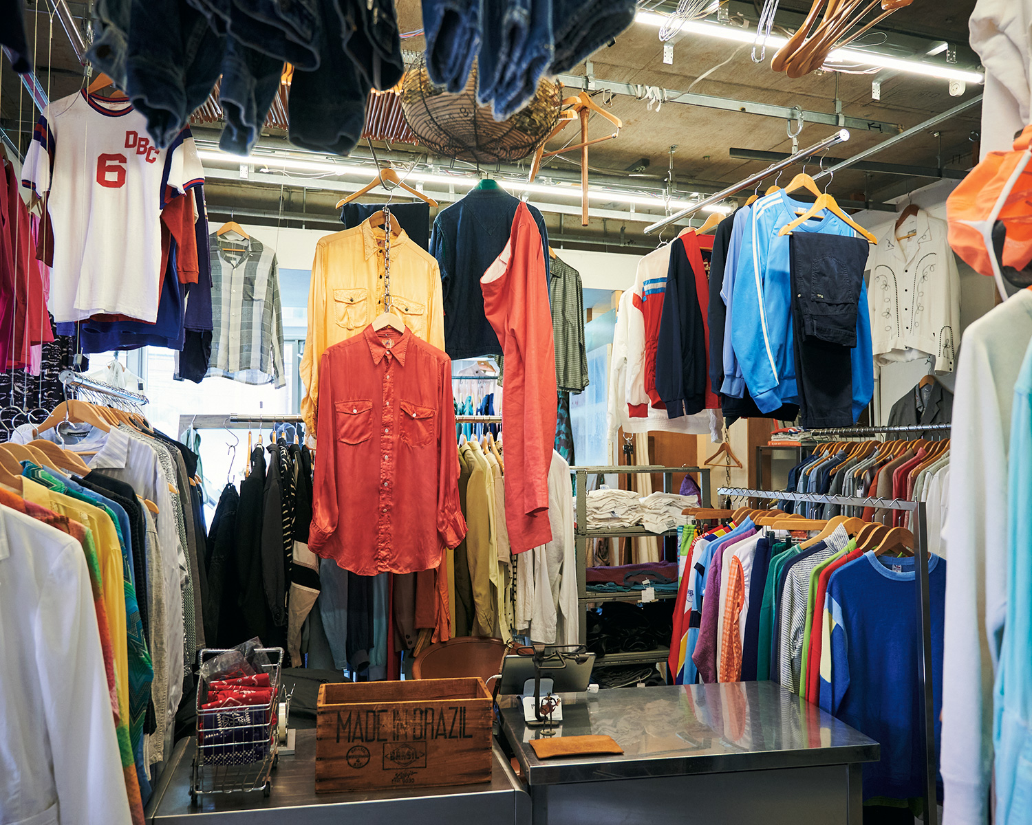 サンタモニカ 原宿店」服はもちろん小物やリメイク品も充実