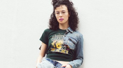極小か、超ビッグ。振り切ったサイズ感のTシャツで遊ぶ