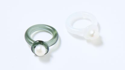 ガラスとパールが出合った。〈レヴェンス ジュエルス〉のリング