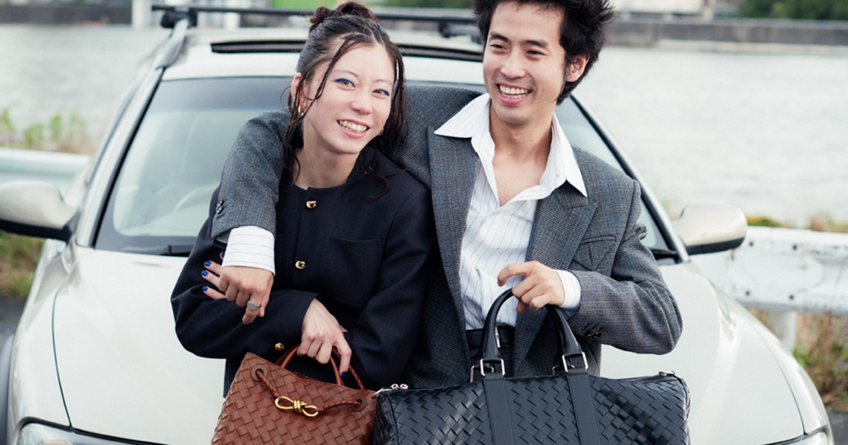 ボッテガ・ヴェネタ〉のバッグがつなぐ、家族の物語 | 【GINZA】東京