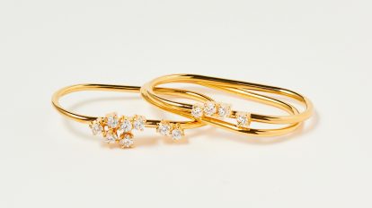 〈マユ〉のダブルリングで手元に多角的な輝きを
