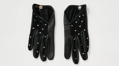 〈トマシン〉のグローブ。チュールの上で星型のスワロフスキークリ…