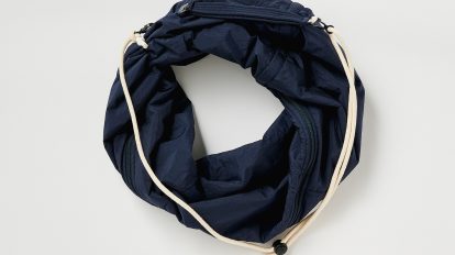 〈ナナミカ〉ネックピローに変身するバッグ