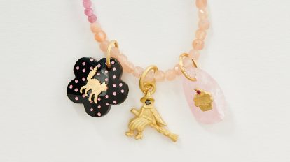 〈ストーンズ ストーン ズー〉のチャームで自分だけのネックレスを