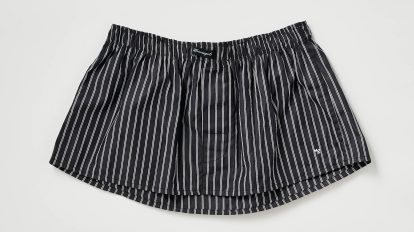 〈オム ガールズ〉からボクサーショーツならぬスカートが登場