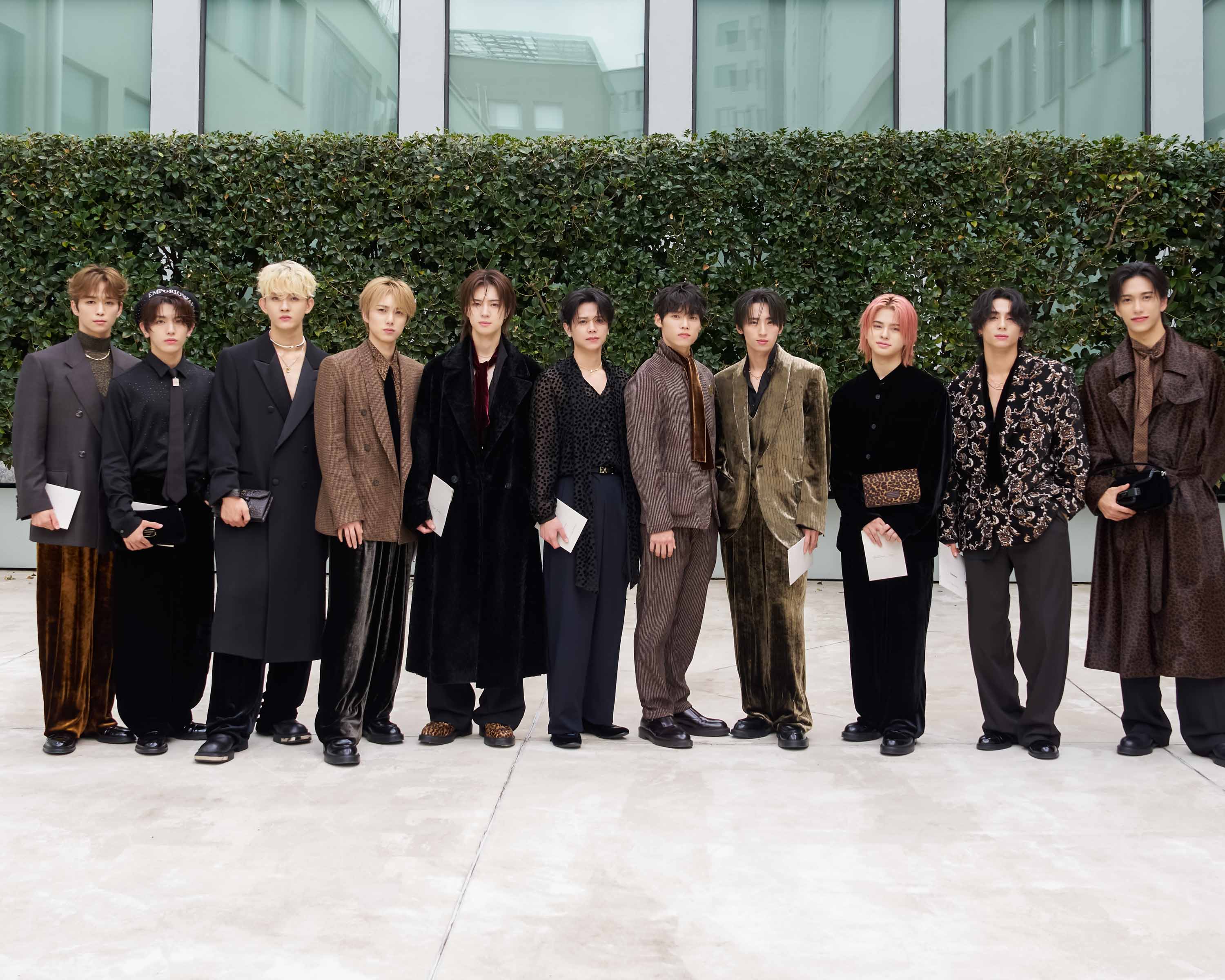 エンポリオ アルマーニ〉2026年春夏ショーに「INI」の11人が来場
