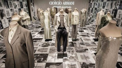 ジョルジオ アルマーニ50年の軌跡を辿る『ARMANI/Archivio』展が銀…