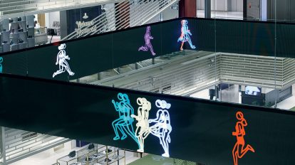 「GINZA SIX」の真ん中にジュリアン・オピーの新作現る!