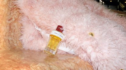 エッジを宿す甘美な余韻が“旬”なアンバーとバニラの香り