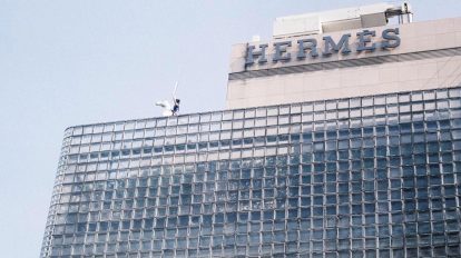 「銀座メゾンエルメス」ガラスブロックの建物が語るのは、ここが手…