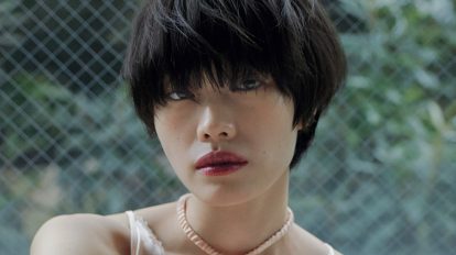 口元にドラマを宿すベリー色のグラデーション