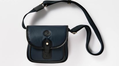 〈ハンティングワールド×ブルックス ブラザーズ〉のバッグ