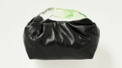 〈コンプリーテッドワークス〉のバッグ