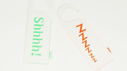 ソウル発〈アプトン〉のドアサインで部屋にユーモアを