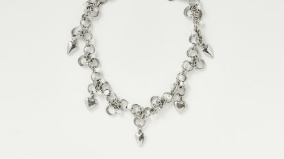 〈ユェチ・チ〉のネックレス。まるで銀世界のよう?