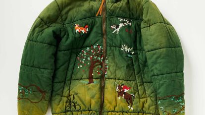 〈コッキ〉のパファージャケット。“キツネ狩り”柄をクロスステッチ…