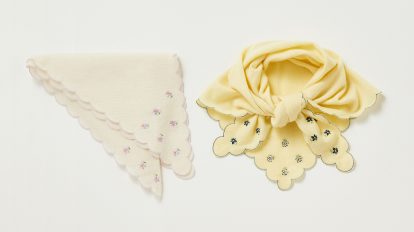 〈ババコ〉の花柄刺繍ニットスカーフ