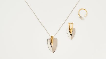 〈オーガスト〉ショベルや種がジュエリーに