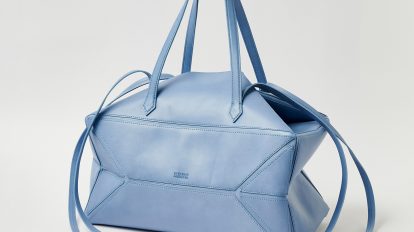 〈インク〉のバッグはスリムなのに大容量