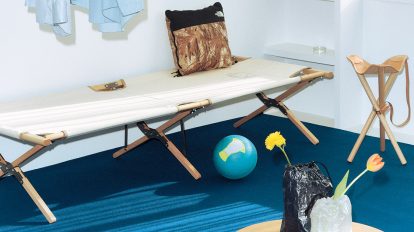 リビングを軽やかに彩るアウトドアグッズ