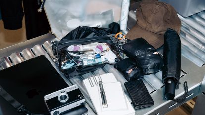 〈PARSEL SYSTEMS〉デザイナー、ヌー・アバスのバッグの中身