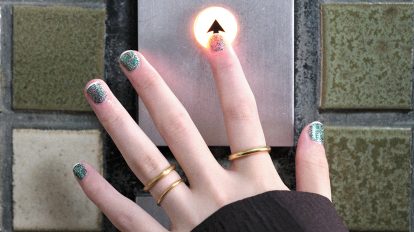 心浮き立つ冬ネイル。イルミネーション級に輝く進化系フレンチ