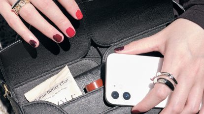 心浮き立つ冬ネイル。多様な赤を並べてパワフルな手元に