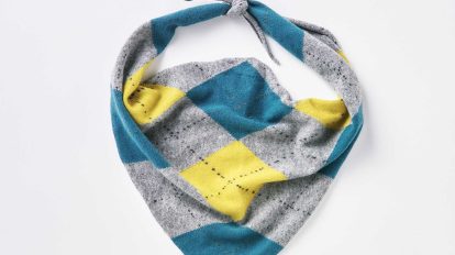 〈ジョンストンズ オブ エルガン〉のアーガイル柄カシミヤバンダナ
