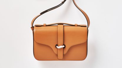 〈エンポリオ アルマーニ〉のバッグ。留め具がアクセントに